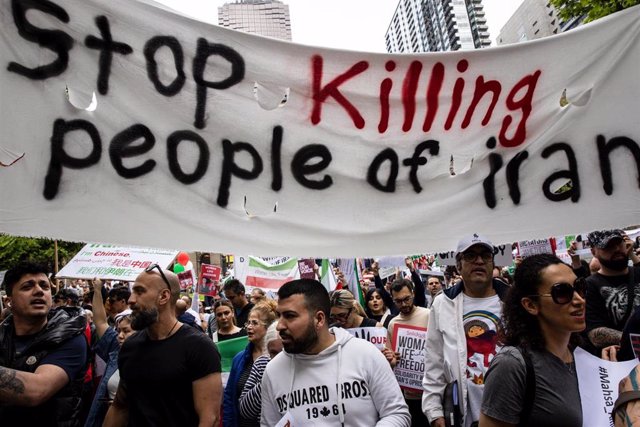 Archivo - Manifestantes se reúnen en una concentración en solidaridad con los manifestantes en Irán en Melbourne, Australia