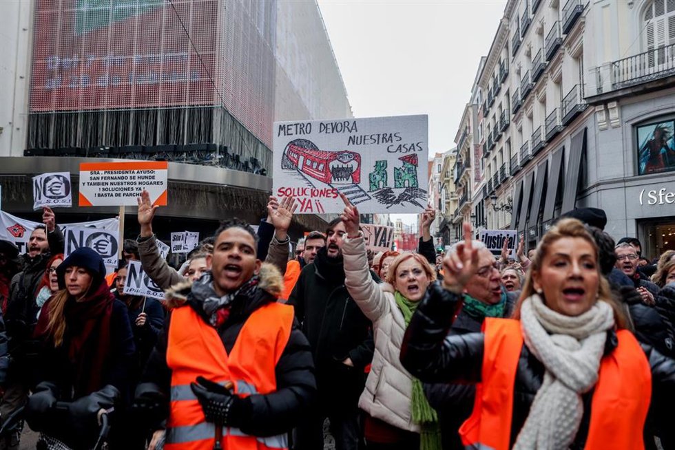 Varias personas marchan en una manifestación por las afecciones de las obras de la línea 7B de Metro.