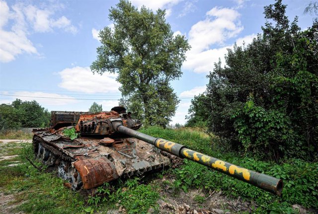 Archivo - Tanque destruido en Luashivka en el marco de la guerra en Ucrania