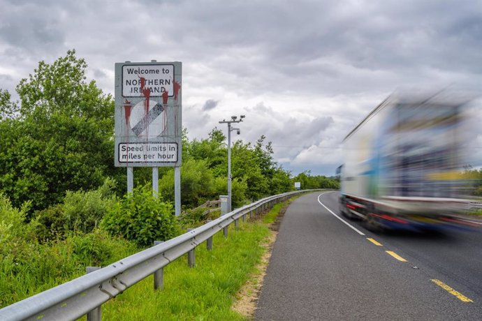Un vehículo circula cerca de Newry, en la frontera con Irlanda del Norte