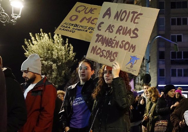 Archivo - Varias personas durante una manifestación contra las violencias machistas en Vigo