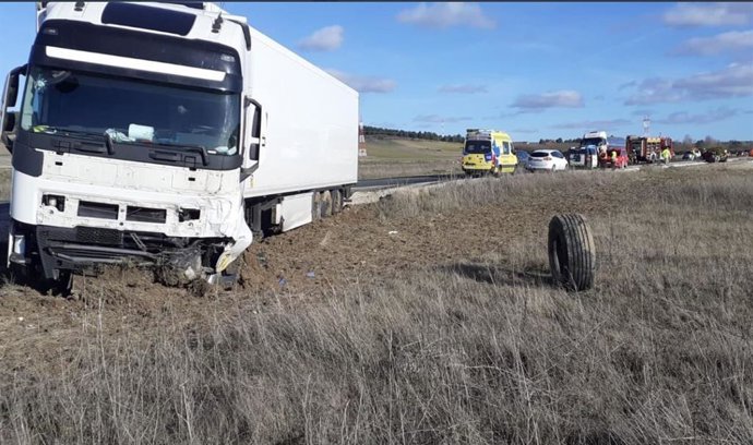 Accidente con un fallecido entre un turismo y un camión.