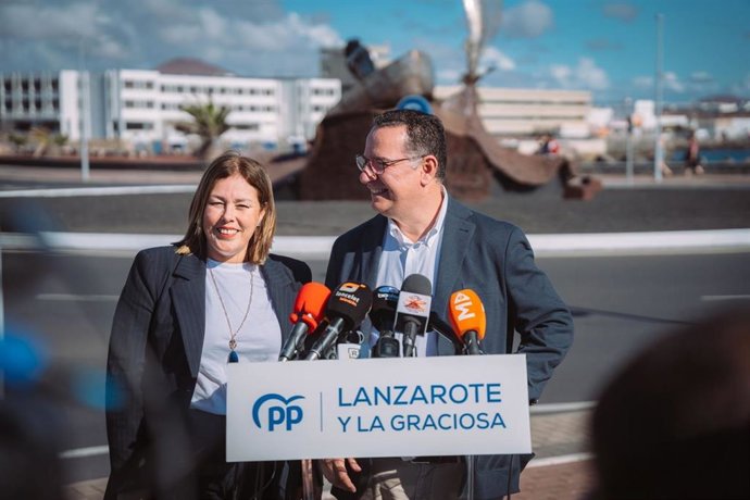 Astrid Pérez y Poli Suárez en su presentación como candidata del PP al Ayuntamiento de Arrecife (Lanzarote)