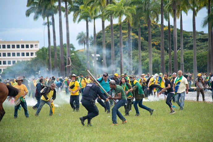 08 January 2023, Brazil, Brasilia: Supporters of former Brazilian President Jair Bolsonaro clash with police officers in the capital. Supporters of former Brazilian President Bolsonaro have stormed the Congress and Supreme Court. Photo: Matheus Alves./d
