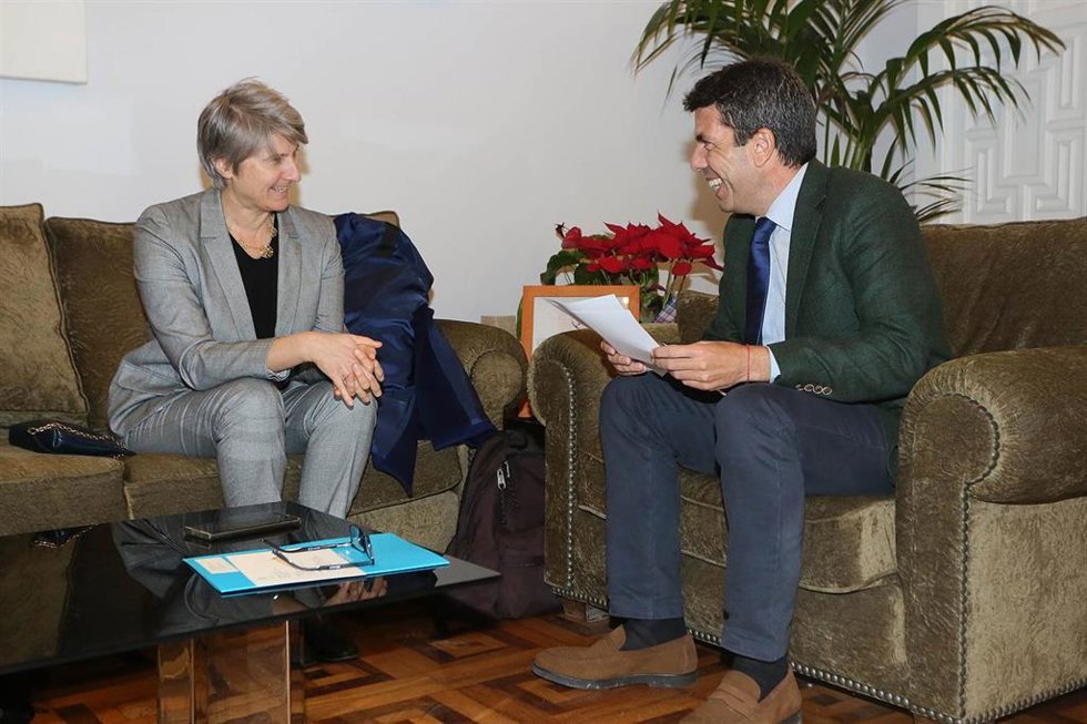 El presidente de la Diputación de Alicante, Carlos Mazón, y la directora general de Ouigo, Hélne Valenzuela.