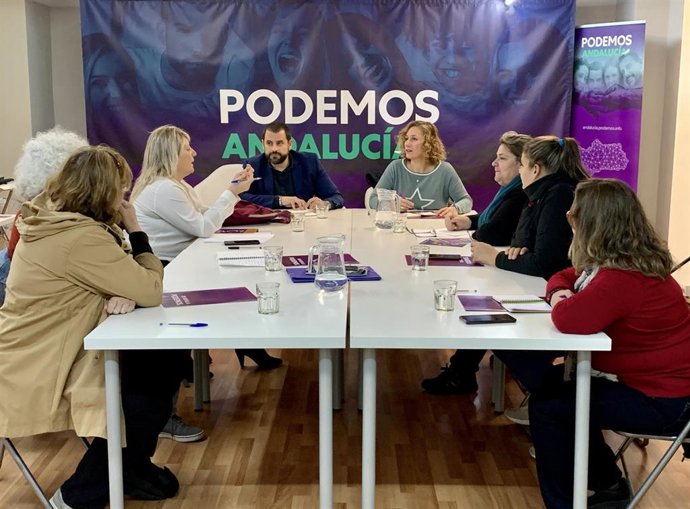 Archivo - Susana Hornillo, en una reunión con la plantilla de ayuda a domicilio, en una foto de archivo.