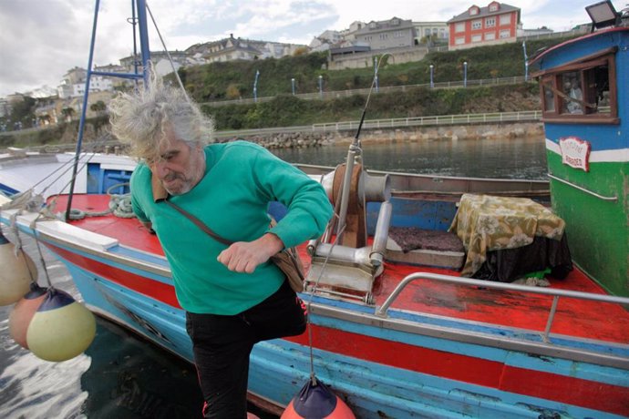 Pescadores descargan su barco en el puerto de Ribadeo, a 21 de diciembre de 2022, en Ribadeo, Lugo, Galicia (España).  Este año ha pasado por las rulas gallegas la menor cantidad de pescado y marisco en casi dos décadas. Esto indica que las capturas de 