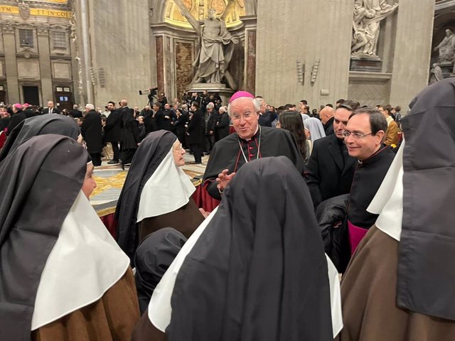 Monseñor Saiz conversa con las Hermanas de la Cruz en la Basílica de San Pedro del Vaticano tras el funeral del Papa emérito.