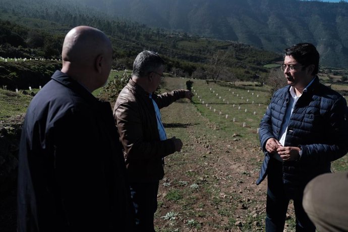 El presidente del Cabildo de Tenerife, Pedro Martín (d), en una visita a la finca Las Llanadas, la mayor de Canarias en conservación de frutales