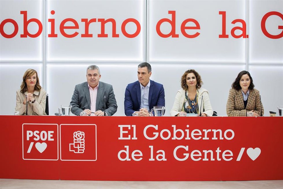La ministra de Educación, Pilar Alegría; el secretario de Organización, Santos Cerdán; el secretario general del PSOE y presidente del Gobierno, Pedro Sánchez; la vicesecretaria general del PSOE, María Jesús Montero.