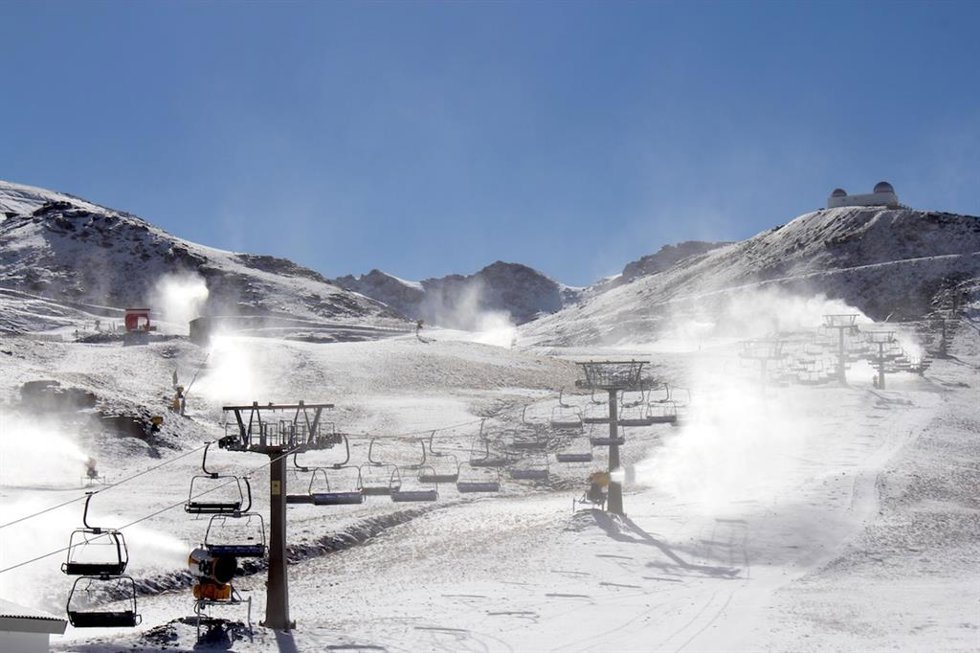Archivo - Cañones de nieve en Sierra Nevada, en imagen de archivo
