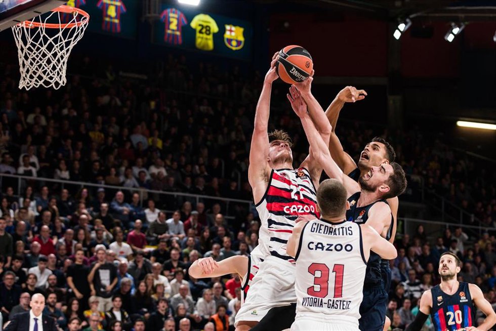 Archivo - Maik Kotsar of Cazoo Baskonia in action against Tomas Satoransky and Oscar da Silva of FC Barcelona during the Turkish Airlines EuroLeague match between FC Barcelona and Cazoo Baskonia  at Palau Blaugrana on November 25, 2022 in Barcelona, Spa