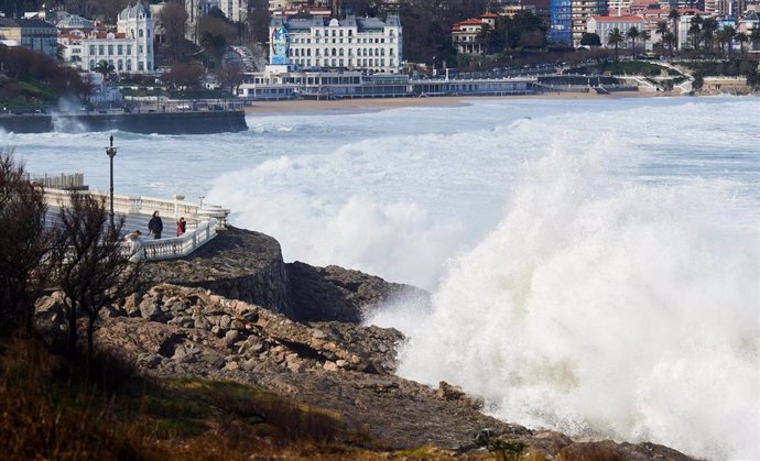 Archivo - El fuerte oleaje se aproxima al paseo marítimo, a 25 de febrero de 2022, en Santander, Cantabria (España). 