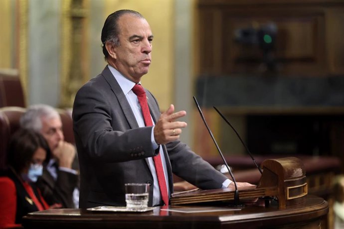 Archivo - El diputado navarro Carlos García Adanero interviene durante una sesión plenaria, en el Congreso de los Diputados, a 29 de septiembre de 2022, en Madrid (España).