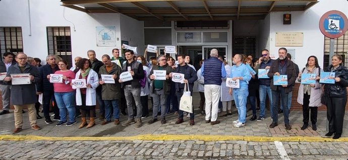 Concentración de condena por la agresión a una enfermera en el centro de salud de Moguer (CCOO) el pasado 2 de enero.