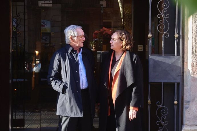 El exalcalde de Barcelona y candidato de Junts a la alcaldía, Xavier Trias, y la alcaldesa de Barcelona y candidata de BComú, Ada Colau, almuerzan en un restaurante del Eixample.