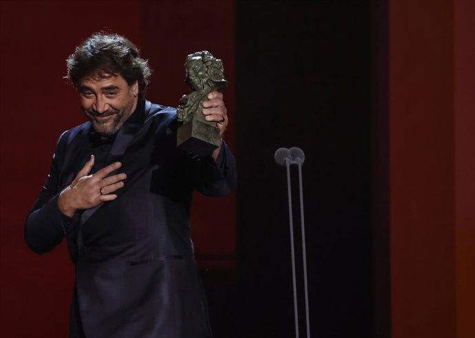 Archivo - Javier Bardem recibe el Goya a la mejor interpretación en la 36 gala de los Premios Goya, en el Palau de les Arts de Valencia, a 12 de febrero de 2022, en Valencia, Comunidad Valenciana, (España). La  Academia de las Artes y las Ciencias Cine