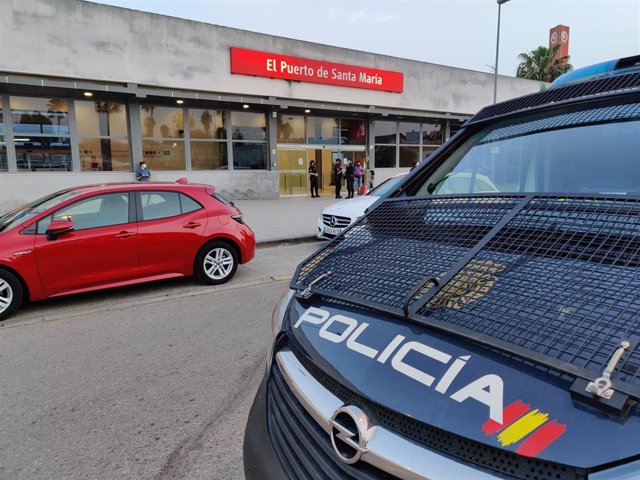 Archivo - Coche de la Policía Nacional en la estación de El Puerto.