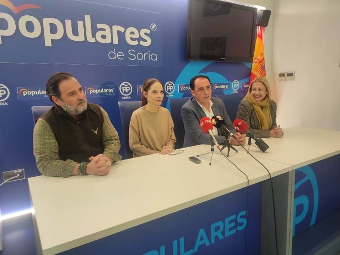 Belén Izquierdo, en el centro junto al presidente del PP de Soria, Benito Serrano.