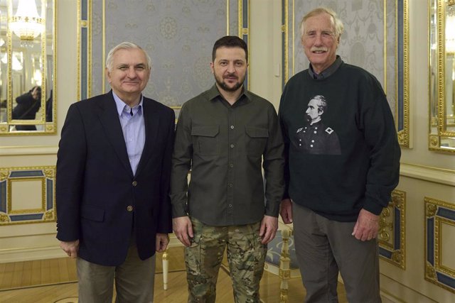 Los senadores estadounidenses Jack Reed y Angus King junto al presidente de Ucrania, Volodimir Zelenski