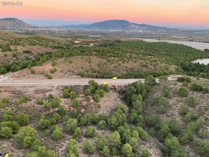 Imagen de rescate de un ciclista en el trasvase a su paso por Totana (Murcia)