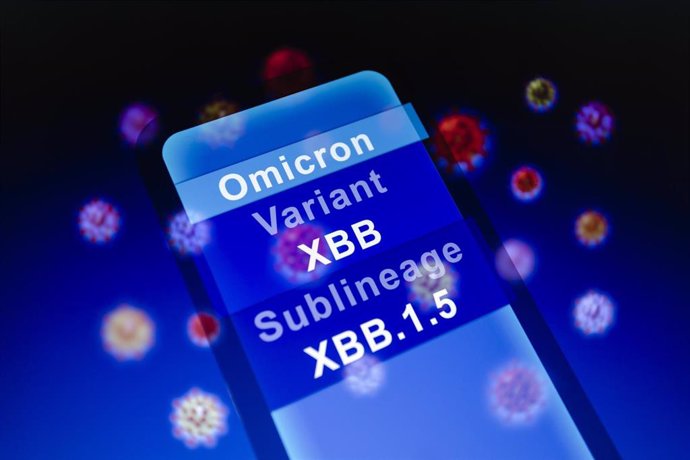 La frase 'Ómicron, variante XBB y su sublinaje XBB.1.5'' mostrada en un smartphone con fondo de representación visual de virus.