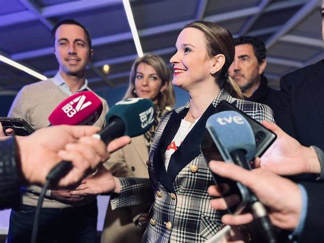 La presidenta del PP de Baleares, Marga Prohens, en declaraciones a los medios.