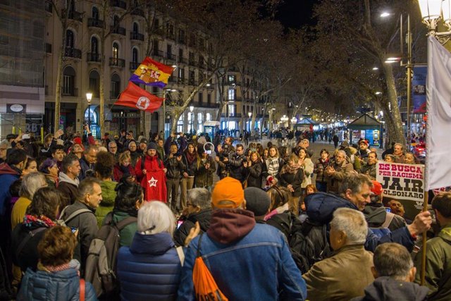 Unas 70 personas se concentran en Barcelona en contra del asalto a las instituciones brasileñas