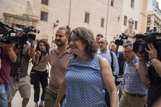 Archivo - La exvicepresidenta de la Generalitat, Mónica Oltra, y, detrás de ella (a su izquierda), su ex jefe de gabinete, Miquel Real