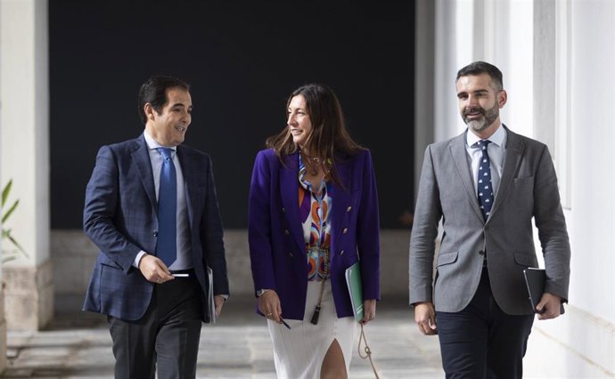 El consejero de Sostenibilidad, Ramón Fernández-Pacheco (d); la consejera  de Igualdad, Loles López (c) y el consejero de Justicia, José Antonio Nieto (i); a su llegada a la rueda de prensa posterior al Consejo de Gobierno de la Junta de Andalucía.
