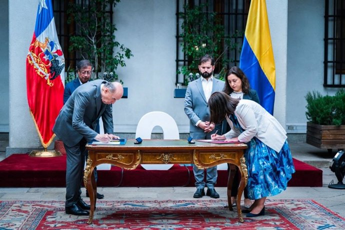 Los ministros de Exteriores de Chile y Colombia, Antonia Urrejola  y Álvaro Leyva, respectivamente