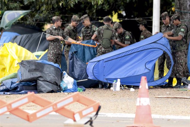 Fuerzas de seguridad limpian los campamentos de simpatizantes de Jair Bolsonaro frente a los cuarteles del Ejército en Brasilia