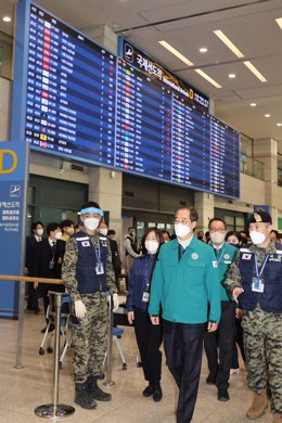 El primer ministro de Corea del Sur, Han Duck Soo, visita el aeropuerto de Incheon, en el oeste de Seúl, para verificar las medidas de cuarentena para las llegadas desde China.