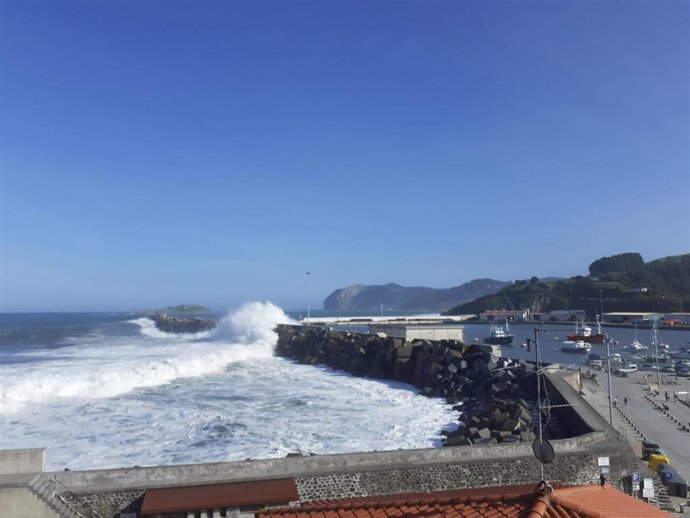 Archivo - Oleaje en la costa de Bizkaia.