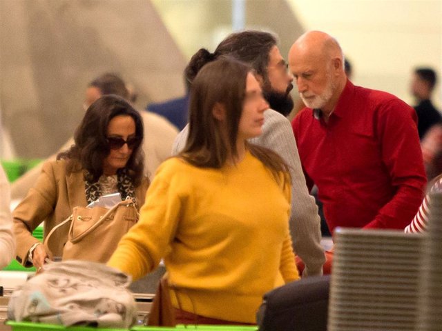Paloma Rocasolano y Marcus Brandler, en el aeropuerto de Madrid