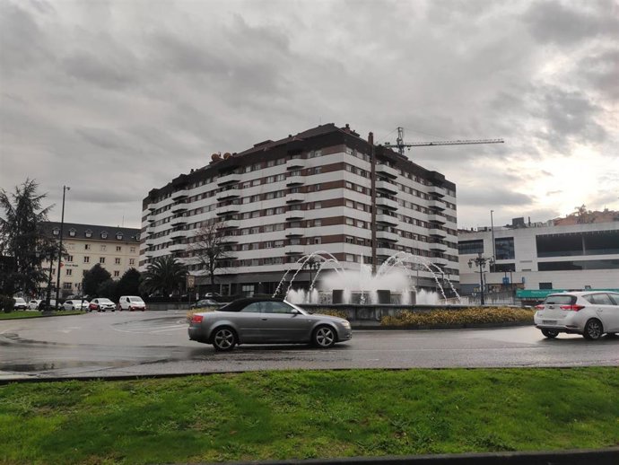 Tráfico en la glorieta de la Cruz Roja en Oviedo.