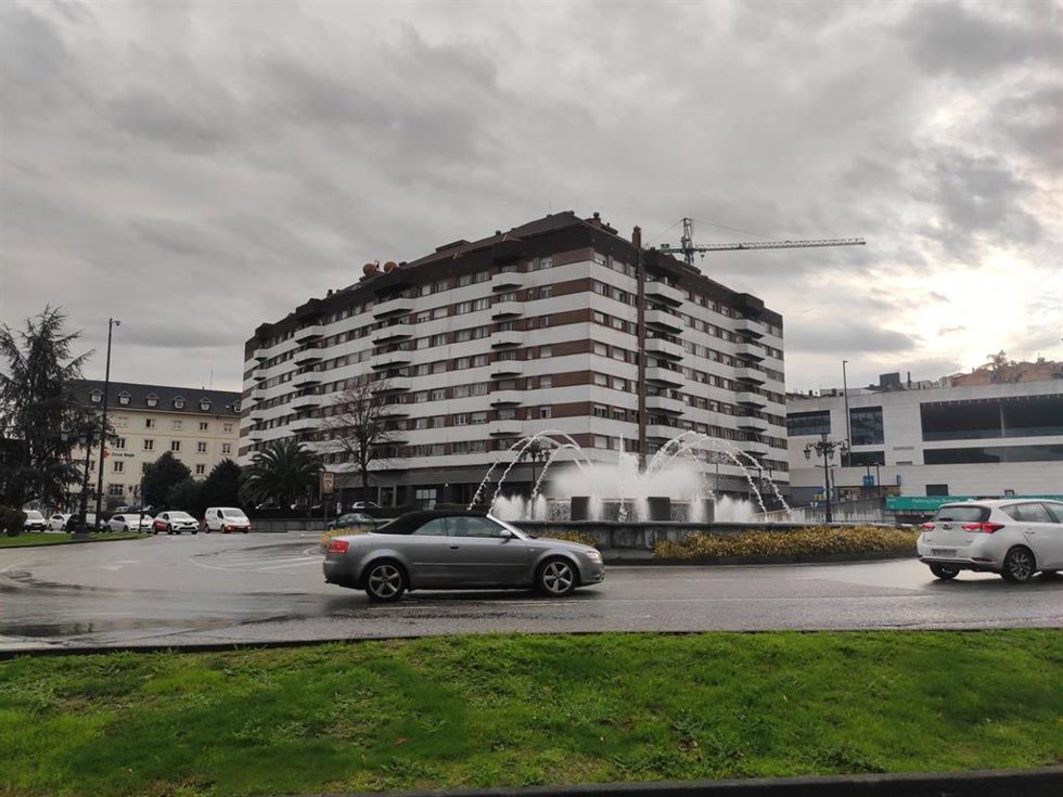 Tráfico en la glorieta de la Cruz Roja en Oviedo.