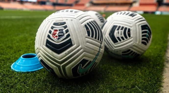 Archivo - Balones de la National Women's Soccer League (NWSL)