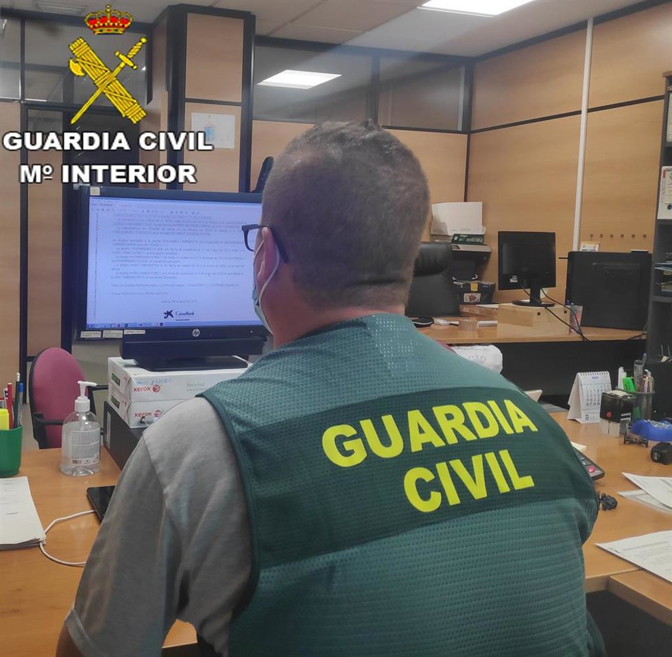 Archivo - Un agente de Guardia Civil