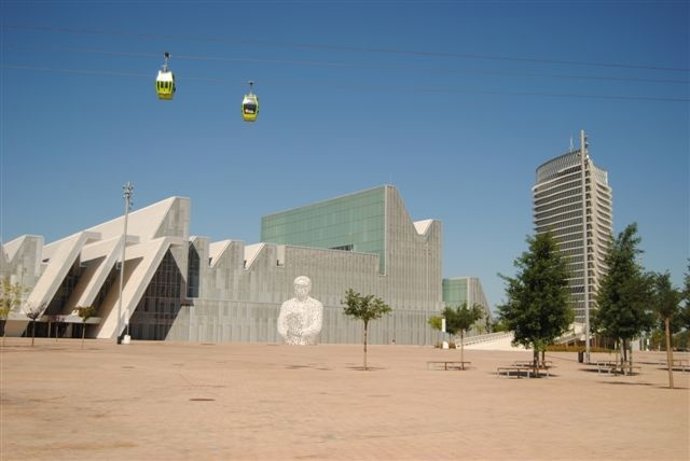 Archivo - Palacio de Congresos y Torre del Agua en la capital aragonesa.