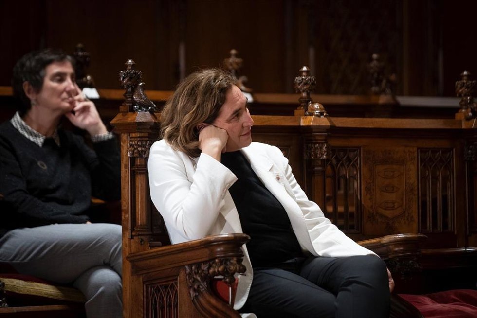 La alcaldesa de Barcelona, Ada Colau, durante el acto de entrega de la Medalla de Oro al mérito cultural del Ayuntamiento de Barcelona al cantautor Jaume Sisa, a 19 de diciembre de 2022, en Barcelona, Catalunya (España). 