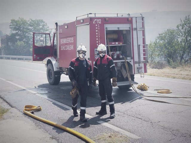 Archivo - Imagen de archivo de dos bomberos que participaron en la extinción de un incendio en la comarca de Tafalla.