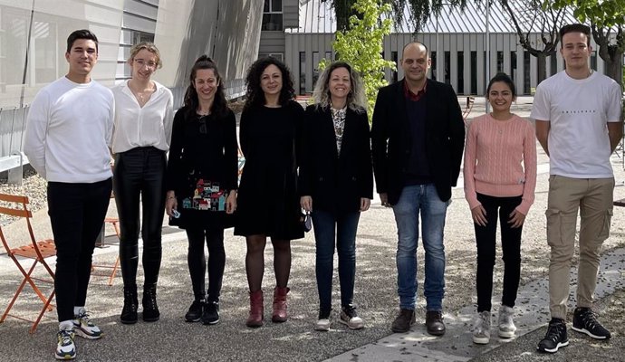 De izquierda a derecha, Julio Sempere; Mirella Llamosí; Susana Ruiz; Samantha Hita; Mirian Domenech; José Yuste; Covadonga Pérez y Darío Lago, del Laboratorio de Referencia de Neumococos del Centro Nacional de Microbiología del ISCIII.