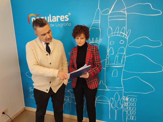 El portavoz 'popular', Conrado Escobar, y la concejala Celia Sanz