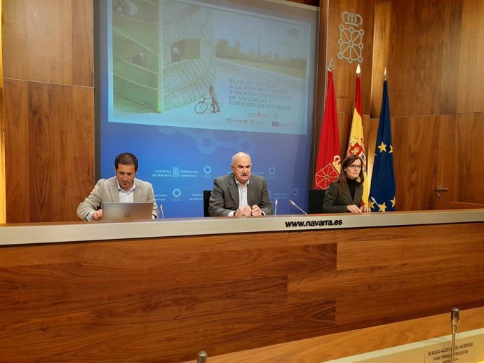 El vicepresidente y consejero de Ordenación del Territorio, Vivienda, Paisaje y Proyectos Estratégicos, José María Aierdi, la directora general de Vivienda, Ana Bretaña, y el presidente de la FNMC, Juan Carlos Castillo