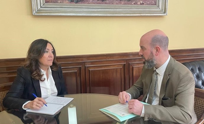 Madueño con el responsable de la Dependencia de Trabajo e Inmigración de Jaén, Pedro Garrido