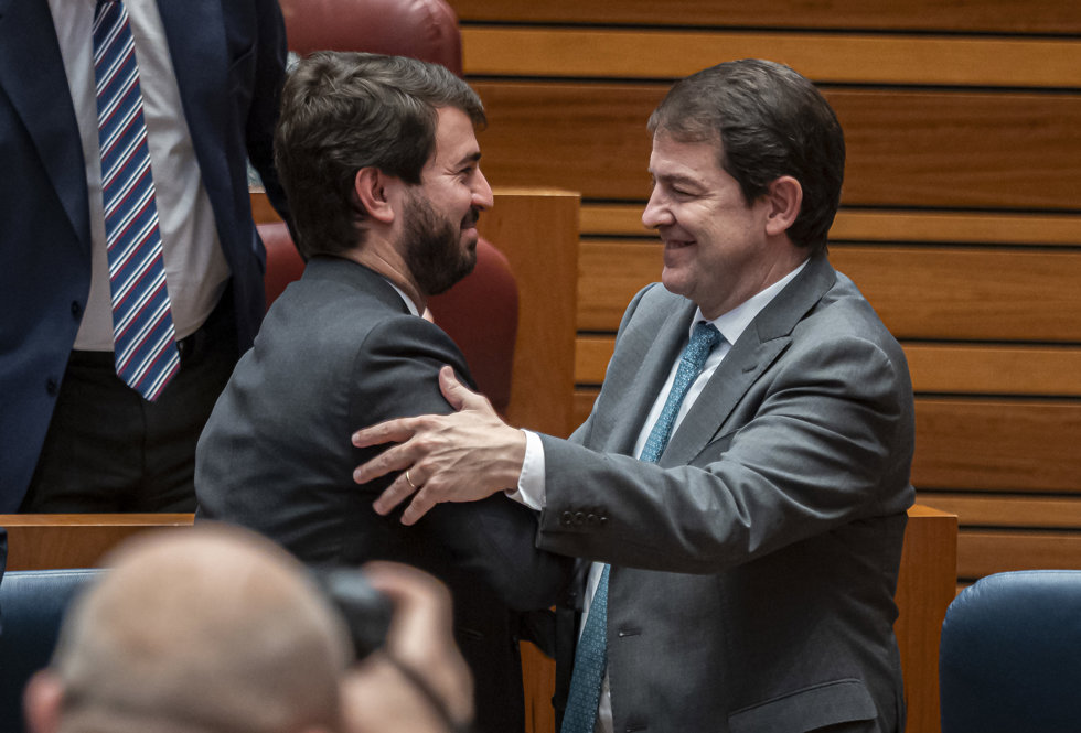 El vicepresidente de la Junta, Juan García-Gallardo (i), y el presidente de la Junta de Castilla y León, Alfonso Fernández Mañueco
