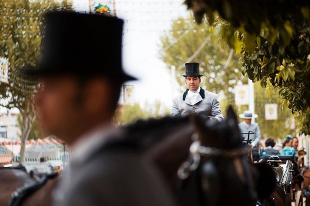 Carruajes en interior del recinto de la Feria de Abril.