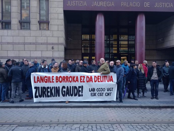 Concentración sindicatos del Metal Bizkaia ante juzgados de Bilbao
