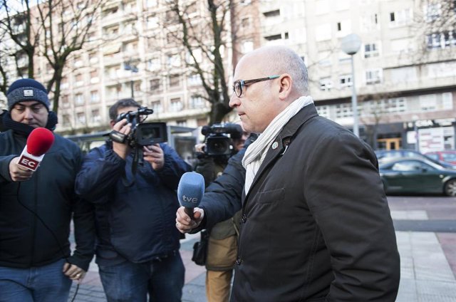 Archivo - El ex diputado foral de Administración Local y Equilibrio Territorial, Alfredo de Miguel, a su llegada a la  Audiencia Provincial de Álava